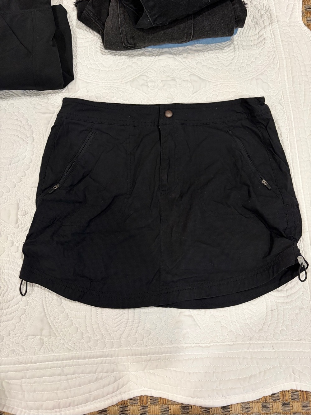 Te Verde Black Casual Zip-Pocket Skirt